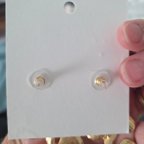 Gold Daisey Floral Drop Earrings with pearl - Picture 3 of 4